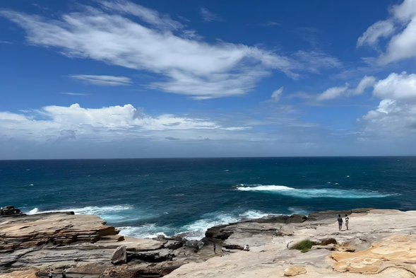 Baibin Beach and Geshan Baibin, half moon shaped white sand and blue sea complement each other, are excellent vacation destinations in Kansai. Here, you can enjoy a dance of hot springs and sea breeze, and experience the charm of Shirahama Onsen, one of Japan's three ancient hot springs.