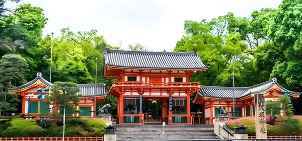 【Yasaka Shrine】The main shrine is located in Higashiyama Ward, Kyoto City, Kyoto Prefecture, Japan. It is one of the 22 shrines, and its former status was as an official major shrine (currently listed as a special shrine by the Shrine Headquarters). The main shrine's Gion Festival is one of the largest festivals in Japan, and it is also one of the most popular shrines in Kyoto.
