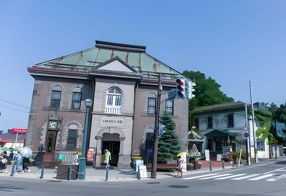 【小樽音乐盒堂】(约30分钟)是日本历史最悠久、规模最大的八音盒博物馆,位于北海道小樽市。 该博物馆成立于1912年,主馆建筑于1912年由两层砖造建筑改建而成,共有三层。博物馆收藏和展示超过3000种八音盒、时钟和人偶工艺品。