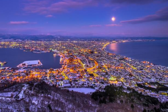 The night view of Mount Hakodate, known as one of the "Three Great Night Views in the World," is truly enchanting. Climbing to the mountaintop at an altitude of 334 meters, the entire city of Hakodate is scattered like jewels among the bays, with lights shining brightly against the sea surface. In the night, you can overlook the shimmering lights of the Tsugaru Strait and feel the romance and tranquility of the northern city. Whether it's winter snow or summer breeze, this night scene outlines the most moving silhouette of Hakodate with unique curves.