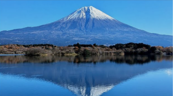 乘车前往富士山景区,沿途欣赏日本第一高峰的壮丽身姿。天气晴朗时,富士山的优美轮廓清晰可见,是拍照留念的最佳时机。