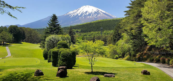开启本次高球之旅首场挥杆,打卡富士笼坂36高尔夫俱乐部(或同级优质球场),在专业场地沉浸式感受高球乐趣,开启惬意挥杆时光。
富士篭坂 36 高尔夫俱乐部(富士篭坂 36 ゴルフクラブ),位于日本静冈县小山町须走121号,坐落于富士山麓,海拔约850米,距离东京约80分钟车程。该俱乐部前身为富士高原高尔夫球场和篭坂高尔夫俱乐部,经过大规模改造后,于2021年4月重新开业,现拥有36洞的高尔夫球场。其中,富士球场(富士コース)为林间球场,前9洞球道较长,适合大力挥杆;后 9 洞果岭具有挑战性。篭坂球场(篭坂コース)利用篭坂山口的缓坡设计,周围环绕着古老的赤松树,营造出宁静的氛围。