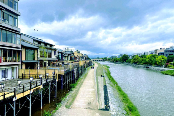 Walking along the Kamogawa River: The Kamogawa River, a Grade I river representing Kyoto, stretches for 31 kilometers. The water of this river is crystal clear and flows through the heart of Kyoto. Since ancient times, residents have been living on both sides of the river, particularly on the west and south banks. Although Kyoto is no longer the capital, it still attracts many foreign and local tourists. Gion is located in the middle of the Kamogawa River, surrounded by numerous shops offering excellent views of the river. Especially at night, there are walking paths and cycling tracks on both sides of the river