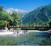 上高地的地标木吊桥,站桥上可将穗高连峰、梓川碧水同框,晨雾缭绕时宛如仙境