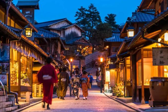 【 Self funded Project 】 Kyoto Wonderful Night: A Time traveling and Wind inspired Stroll
As night falls and the hustle and bustle fades away, we invite you to put on an elegant kimono and embark on an exclusive chapter of Kyoto night. Gather at the designated location, follow the guide, and step onto the stone path into the dazzling dream.
We will stroll under the dazzling night sky of the world heritage site Kiyomizu Temple, experiencing the tranquility and solemnity of the ancient capital. Subsequently, shuttling through the slopes of the Second and Third Year Pass, in the dim light of lanterns, the century old shops on both sides emit a mysterious beauty. Finally, walk to the banks of the Yachuan River, listen to the gurgling water, and feel the refreshing evening breeze.
This is not just a sightseeing trip, but also a deep cultural immersion. Don't worry about transportation and routes, we will accompany you throughout the journey and comfortably escort you back to the hotel after the trip ends. Please cherish this journey through a century of elegant memories.