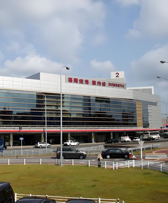 于指定时间在香港国际机场集中,领队协助办理登机手续后,搭乘国际航班直飞日本福冈国际机场,抵达后乘车前往酒店。随后可自由闲散。