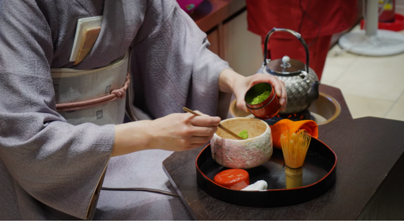 日本抹茶体验是沉浸式感受日式「侘寂美学」与「和敬清寂」茶道精神的经典环节,以京都宇治抹茶为核心(日本顶级抹茶产区,江户时代御用茶源),从百年町屋到禅意茶室,新手也能轻松体验点茶、品茗与手作的乐趣,搭配应季和果子,一口微苦回甘的抹茶,便是日式生活的雅致精髓。