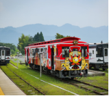 阿苏铁道是日本九州熊本县的第三部门铁道公司,核心运营高森线,以穿越阿苏火山口南部、沿途火山风光与特色观光列车闻名,也是熊本地震后历经重建的 “韧性铁路”。