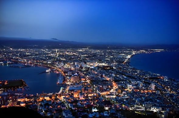 【函馆山夜景】(赠送缆车 约60分钟)函馆夜景被誉为“百万美元夜景”,是世界三大夜景之一,与香港维多利亚港和意大利那不勒斯并称。函馆的夜景独特之处在于,它是从函馆山上俯瞰整个城市及津轻海峡的景色,这种视角使其夜景显得尤为壮观