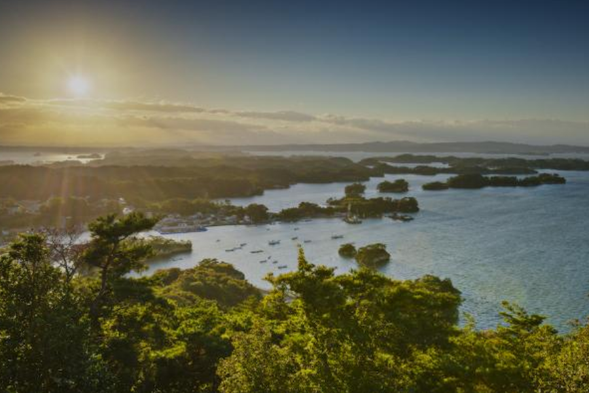 Nasu Highland Rest Station (Nasu Highland SA) is located north of Tokyo and serves as a natural gateway to the northeast. This place is empty The air is fresh and the greenery is lush, offering a distant view of the towering peaks that stretch back and forth. The station gathers local specialties, delicacies, and souvenirs, such as Nasu Beef Milk
Food, strawberry dessert, hot spring Mantou, etc. During a brief stay, tourists can experience the refreshing atmosphere of the Takayama style at the outdoor observation deck and enjoy a cup of freshly brewed coffee,
As a gentle beginning of the journey to the North.
