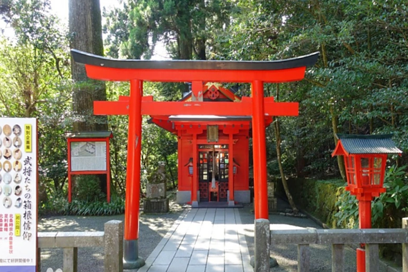箱根神社:箱根神社建于757年(奈良时代天平宝字符年),在箱根山脚下,位于芦之湖沿岸。神社的鸟居门位于芦之湖沿岸,游湖时便清晰可见。为了让新船只下水时祈福而建立在水边。