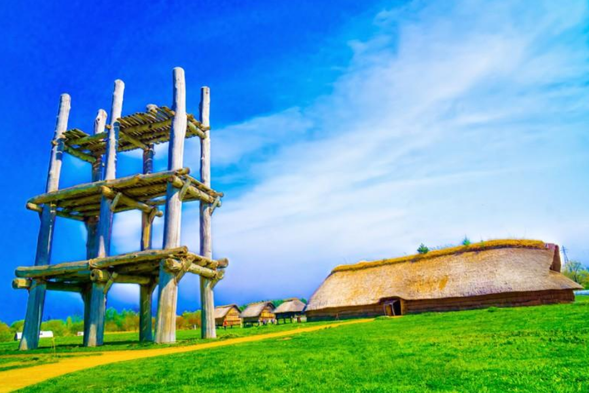 This is the most famous "ancient community" in Aomori, where the "Jomon" lived 5500 years ago. Here are their houses, warehouses, and mysterious giant six wooden pillars - archaeologists are still guessing what they were used for. Walking in the ruins is as interesting as traveling back to the Stone Age and being neighbors with prehistoric residents.