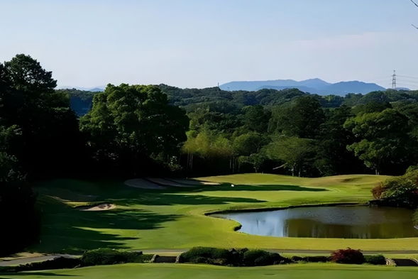 解锁LPGA赛事级有马高尔夫俱乐部(或同级)!科学球道布局兼具挑战与趣味,绝佳场地维护度让挥杆更顺畅。周边交通便捷,结束后还可顺路感受有马温泉的治愈暖意。
有马皇家高尔夫俱乐部,位于日本兵库县神户市北区淡河町北畑571号,成立于1972年。
该俱乐部是一家会员制俱乐部,拥有两座各具特色的球场:皇家球场(Royal Cour se)由日本著名设计师上田治先生设计,而高贵球场(Noble Cour se)则由被誉为“光影魔术师”的罗伯特·冯·黑吉先生设计。俱乐部自成立以来,致力于提供世界级的高尔夫体验,以其充实的设施和高品质的服务而闻名。 球场设计充分利用了当地的自然地形,为球员提供了独特且富有挑战性的高尔夫体验。