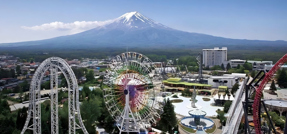 Fuji Q Highland Paris Town: This is a cartoon-themed amusement park, featuring the popular French picture book characters - Lisa and Kasper. This themed amusement park simulates the town where they live. The town is filled with French leisure and romance, and at the entrance, you can smell the aroma of bread and cakes. There are many cute shops. At night, when the lights are lit, standing next to the small Eiffel Tower, you can't help but feel like you're in Paris. If you like European style, photography, and cute things, this is not to be missed.