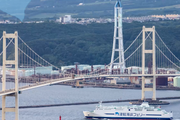 The Tsugaru Strait Ferry connects Aomori and Hakodate, and is an important route connecting Honshu and Hokkaido. The journey takes about 1 hour and 30 minutes, with magnificent sea views of the Tsugaru Peninsula and Shimotsuke Peninsula along the way. On a sunny day, the sky and sea merge into one color, and occasionally seagulls can be seen soaring with the boat. In winter, the floating ice on the sea reflects the snow shadows of distant mountains, adding a touch of northern charm. Taking a ferry is not only a mode of transportation, but also a romantic journey across Honshu and Hokkaido.