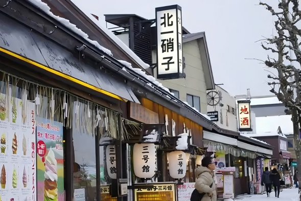 Kitaichi Glass Studio is the most representative glass art workshop in Otaru. The building was renovated from an old warehouse, with soft internal lighting and displays of various handmade glassware and artworks. Tourists can personally experience blown glass and feel the delicacy and warmth of the craftsmanship. Each piece of work shines with a unique luster, embodying the craftsmanship of Northern craftsmen and their aesthetic pursuit of life.