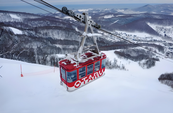 【天狗山】(赠送缆车 约60分钟)是小樽的制高点。在其山顶可以俯瞰小樽市全景,尤其到了夜晚灯火阑珊时,沿着海岸线延伸的小樽像是镶嵌了宝石般璀璨,与函馆山的函馆夜景、藻岩山的札幌夜景并称为北海道三大夜景。
