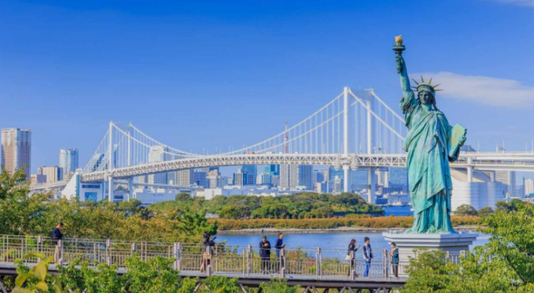 东京湾上的人工岛,集购物、娱乐、休闲于一体。台场海滨公园可欣赏彩虹大桥的优美弧线,自由女神像复制品成为拍照打卡的热门地点。大型购物中心VenusFort、DiverCity Tokyo Plaza等满足购物需求。