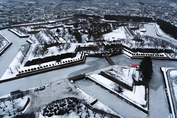 【五稜郭公园】(不登塔 约20分钟)五棱郭是日本江户时代末期由江户幕府在北海道函馆市郊外建造的一座星形要塞,位于函馆市的中心城区内。 它得名于其五角星造型,因此也被称为“星堡”。五棱郭的设计深受法国军事工程师沃邦的影响,是日本的第一座西式堡垒