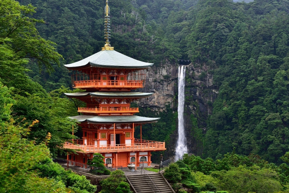 Nachi Waterfall is not just a scenery, it is nature, a deity, a living fossil of a thousand year old belief, and a microcosm of Japanese culture. As you stand here, feeling the mist brushing against your face and listening to the thunderous sound of water, you are also engaged in a dialogue that transcends time and space with thousands of years of praying and practicing individuals.