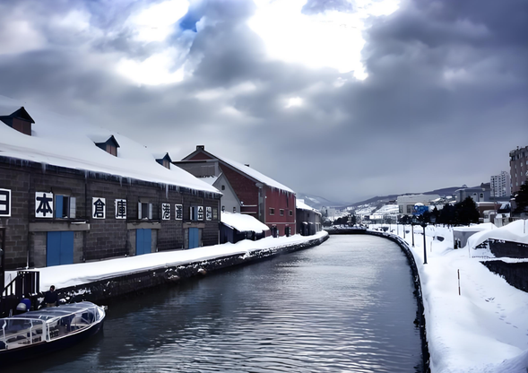 【小樽运河】(约30分钟)全长1140公尺、幅宽20至40公尺,位于日本小樽市,是北海道惟一的、也是最古老的一条运河,与北海道的开拓历史同龄,约一百二十多年。当年的拓荒者为解决粮食、蔬菜、衣物等必需品的运输问题,设计并开凿了这条河渠。它是北海道拓荒历史的象征,也是拓荒者智慧和文化的结晶。