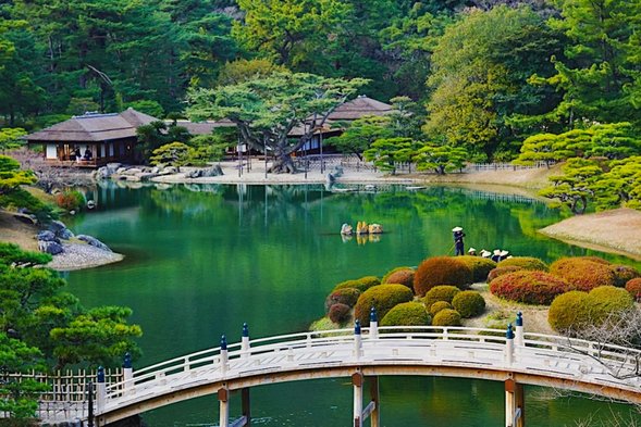 Kuribayashi Park is located in Takamatsu City, Kagawa Prefecture and is one of the best preserved traditional amusement parks in Japan. The pond water in the park is clear, surrounded by green trees, and adorned with rockeries, tea houses, and stone bridges, creating picturesque scenery throughout the four seasons. Strolling along the winding trail, a gentle breeze brushes over the water, interweaving reflections with the real scene to create a poetic painting. Whether admiring flowers, maple trees, or sitting quietly in a tea pavilion listening to the sound of water, Lilin Park can slow down one's pace and experience the tranquil beauty carefully created by nature and culture. It is an excellent place for spiritual rest.