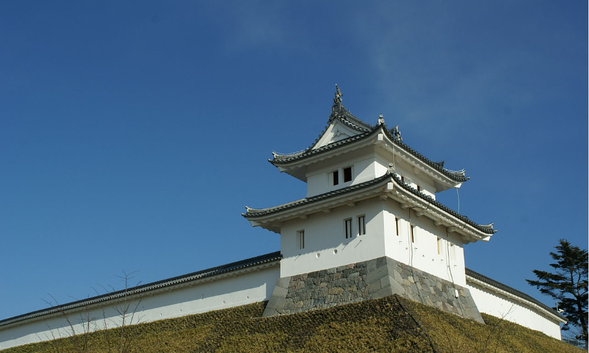 宇都宫城是位于日本栃木县宇都宫市的一座城堡 。它是关东七名城之一,也是关东近世城郭中“平城”的代表。从平安时代后期起为宇都宫氏居城,江户时代作为宇都宫藩的藩厅 。该城在1868年的戊辰战争中被烧毁,并在二战期间再次遭到破坏。现已改建为宇都宫城址公园,复原了天守、护城河等部分建筑,园内设有历史馆“清明馆