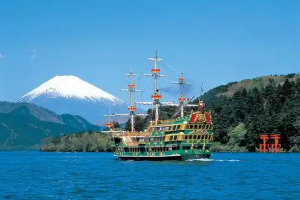 Lake Ashikaga Cruise (ticket self provided) Lake Ashikaga is the core area of Hakone tourism, located at the southern foot of Mount Komatsu in the west of Hakone cho. The lake covers an area of 690 hectares, with a depth of 723 meters and a circumference of 17.5 kilometers. It is a volcanic lake formed over 4000 years ago due to volcanic activity, and a river valley washed away by the lake water. Lake Ashikaga is backed by Mount Fuji. The lake and mountains complement each other, and different seasons have different scenery. The trail around the lake is covered with green pine and cypress trees, and the scenery is very pleasant. There are many black bass and trout in the lake, and many Japanese people often go boating, fishing, and swimming here. In May, Lu Zhi Lake is filled with new green mountains and clear waters. Looking north from the south bank of Lake Ashikaga, you can see Mount Fuji. The mountains and pirate boats on the east bank of Lake Lu, pirate boats are a scenery on Lake Lu.