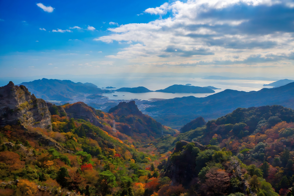 The Hanxia Creek Cable Car winds through the canyons of Xiaodou Island, taking you slowly up between lush forests and strange rocks. Riding on the cable car, one can see the winding river deep in the valley, surrounded by steep peaks that resemble knives. As the altitude increases, the scenery unfolds layer by layer, resembling a flowing landscape painting. A gentle breeze brushes my face, sunlight penetrates through the treetops and spills on the car window, interweaving the light and shadow of the canyon with the reflection of the stream to create a moving scene. Riding a cable car feels like strolling in the air, relaxing the mind and allowing one to experience the grandeur and tranquility of nature. It is a dual journey of sight and soul.