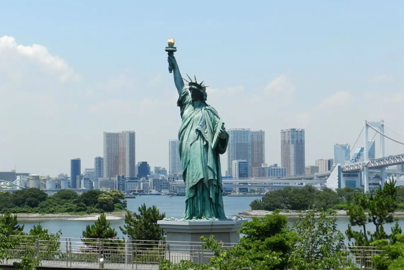 【台场】是东京湾的一座人工岛,以现代化的建筑和丰富的娱乐设施而闻名。这里有大型购 物中心、博物馆和主题公园,吸引着众多游客前来游玩。台场的夜景璀璨,尤其是彩虹桥与 自由女神像的美丽景观 ,成为浪漫约会的热门地点 ,是感受东京现代魅力的理想之地。