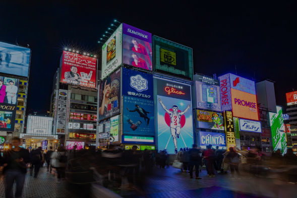 【心斋桥道顿崛】是大阪著名的购物街,以其繁华的商店和美食摊位而闻名。街区两旁林立着时尚 品牌、传统工艺品店和餐馆,游客可以在此尽情购物和品尝当地特色美食,感受浓厚的大阪文化氛围。