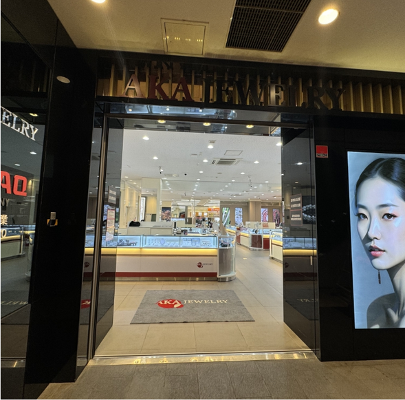 日本的商品以其世界一流的技术和优良的品质,在世界各国都备受好评,免税店,为您提供以日本的尖端技术和环保为主体而开发研制并在世界各国受到好评的各种生化科技产品,光学制品,家电制品,珍珠,贵金属制品,医药品以及化妆品等,该店销售的商品都是日本本国生产。