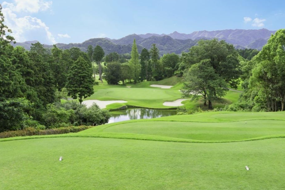 畅打大阪人气关西高尔夫俱乐部(或同级)!宽阔球道搭配优质果岭,难度适中适配各水平球手,轻松打出理想成绩。距关西机场仅40分钟车程,交通优势拉满,尽兴挥杆无负担。
关西乡村俱乐部,位于日本大阪府高槻市大字田能小字中山 8-3。
该俱乐部成立于1979年,拥有18洞的锦标赛级球场,球道总长度为6910码,标准杆72杆。
球场设计充分利用了当地的自然地形,提供了多样的挑战,适合不同水平的球手。