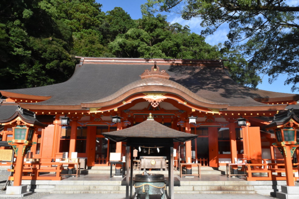Kumano Nachi Shrine is a shrine that originated from the worship of Nachi Waterfall as its original belief. It is listed as one of the "Kumano Three Mountains" along with Kumano Sutama Shrine and Kumano Motomiya Shrine, and is the main shrine of over 3000 Kumano shrines in the country. There are huge Nan trees within the territory that are over 800 years old.