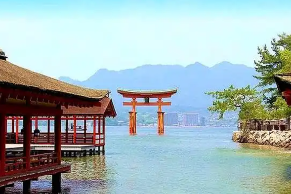 Lake Ashi Water Torii: Located on the banks of Lake Ashi, it attracts numerous tourists due to its unique reflection in the lake. The torii symbolizes sacredness and peace, serving as the entrance to the shrine. Visitors can stroll along the lakeside, admiring the beautiful scenery of the torii and the lake reflecting each other, especially in the early morning or evening when the light and shadow effects are even more charming. The path leading to the Peace Torii passes through a serene forest, where one can feel the tranquility and sacredness of nature. It takes about ten minutes to walk to the torii, and there are signboards along the way to guide visitors. Upon arrival, visitors can take photos by the lake or sit on the nearby benches, enjoying the gentle breeze of the lake. The Hakone Shrine itself is also worth visiting, with a long history and rich cultural background.