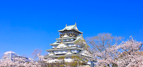 Osaka Castle Park (Not Ascending the Tensho Pavilion): Osaka Castle Park is located at 3-11 Osaka Castle, Chuo ku, Osaka City, Japan, with a total area of 105.6 hectares. It is surrounded by five subway stations and not far from Tenmanbashi and Kyobashi stations on the Keihan Main Line, as well as JR's Osaka Castle Park Station. The transportation is convenient and well connected in all directions. In the center of Osaka Castle Park stands the Tower of Heaven, which is a historical museum with a five story exterior and an eight story interior structure. There are not only thirteen important cultural heritage sites in the park, but also historical relics and cultural heritage sites that witness history.