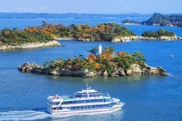 Matsushima and Matsushima Bay Cruise: One of the three scenic spots in Japan, the bay is dotted with hundreds of small islands of various shapes and picturesque scenery. When taking a boat tour, the sea breeze gently brushes your face, and you can appreciate the contrast between the strange rocks and pine trees, just like being in a dynamic Japanese painting.