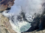 阿苏火山是日本著名的活火山,位于九州岛熊本县东北部,是熊本的象征,以具有大型破火山口的复式火山闻名于世。阿苏火山是日本 “阿苏国立公园” 的核心部分,为著名的旅游胜地。在大火山口的西面有内牧、阿苏、垂玉等多处温泉,为著名浴场。登上外轮山北壁的大观峰,可以眺望阿苏山全景。