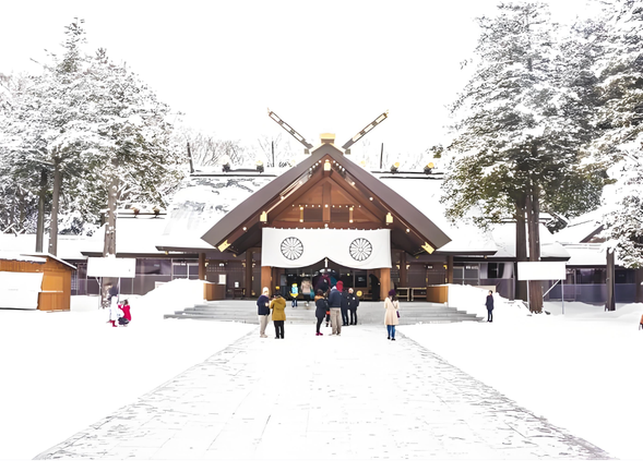 【北海道神宫】(约 30分钟)位于圆山公园中,从明治初期就开始祭祀“开拓三神”,作为“开拓民的心灵家园”。如今这座神社也与当地人的生活息息相关,如正月参拜、驱邪、节分、婚礼等时都会举行传统神事。