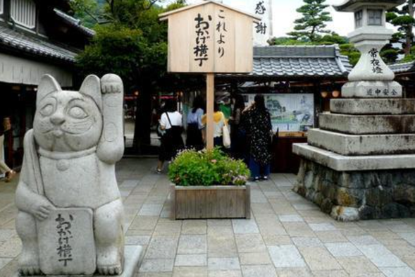 The representative buildings of Ise Road from the Edo period to the Meiji period in Japan are reproduced here on a street called "Echigo cho" located parallel to Ise Shrine in Yuyin Yokocho. In an area of approximately 2700 square meters, the Ise style of the Edo period in Japan is truly reproduced, and the charm of Ise City is condensed. Here, you can experience the taste, famous products, history, customs, and human touch of a century old shop in Mie Prefecture. Walking in Yuyin Hengding is like being in the midst of a lively festival activity, but you can also feel nostalgia and the long time.