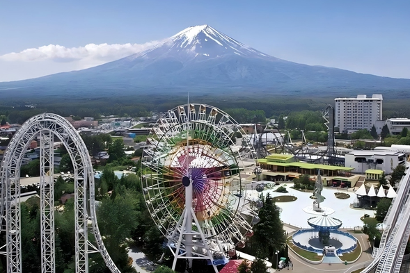 Fujikyu Paris Town: This is a cartoon themed amusement park, featuring popular French picture book cartoon characters Lisa and Casper as the protagonists. The theme park simulates the small town where they live. The town is filled with the leisurely and romantic atmosphere of France, with the aroma of bread and cake at the entrance and many lovely shops. At night, with the lights on, standing next to the small Eiffel Tower, one cannot help but feel the illusion of being in Paris. Don't miss out if you enjoy European style, photography, and cute things.