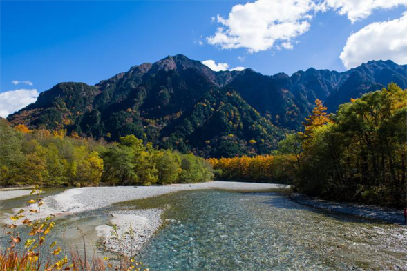 位于日本长野县松本市,是中部山岳国立公园核心秘境,海拔约 1500 米的山间盆地,被穗高连峰、烧岳、常念山脉环抱,澄澈的梓川贯穿全境,白桦与落叶松原始森林遍布,被誉为日本阿尔卑斯的明珠,是徒步、摄影与自然爱好者的天堂