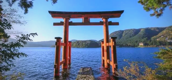 Hakone Shrine, established in 757 (the year of the Tōkyō era in the Nara period), is located at the foot of Mount Hakone, along the shore of Lake Ashi. The shrine's torii gate stands on the lakeshore, clearly visible when cruising the lake. It was built by the water's edge to pray for the launch of new boats.