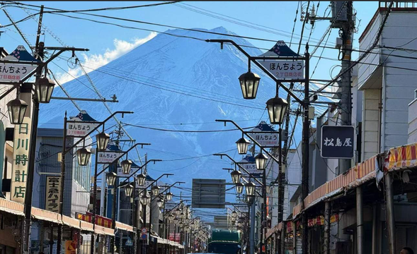16:20 日川时计店-解锁隐藏版机位拍到日式街景,尽头就是富士山(停留时间:约20分钟)