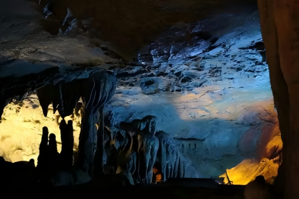 【龙河洞】龙河洞位于高知县,是一处神秘而壮丽的钟乳石洞穴。洞内石钟乳、石笋千姿百态,仿佛大自
然雕刻出的奇幻宫殿。光线透过洞口或洞内灯光的映照,折射在湿润的岩壁上,闪烁着银灰色的光芒,如
梦如幻。沿着幽深的洞道缓步而行,耳边是滴水的轻响,脚下是岁月沉淀的岩石,每一步都像在穿越时间
的长河,与大地的静谧低语。这里既有自然的力量感,也充满神秘诗意,让人心神宁静,仿佛置身于地下
的奇幻世界。