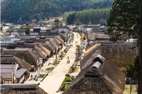 福岛县南会津郡下乡町大内山本的村庄,大内宿位于福岛县南会津郡下乡町大内山本,建于江户时代约1640年,曾是连接会津若松与日光今市的会津西街道上的驿站城镇 ,至今仍保留着江户时代(1603~1867年)风貌的村庄。1967年,武藏野美术大学的相泽韶男教授建议下乡町政府保留传统建筑。1977年,下乡町教育委员会提议将大内宿申请为传统建筑物群保存地区,但遭到居民反对。1979年,福岛县与文化厅介入调查。1980年7月,《下乡町传统建筑物群保存条例》发布。1981年4月,大内宿被选定为国家重要传统建造物群保存地区