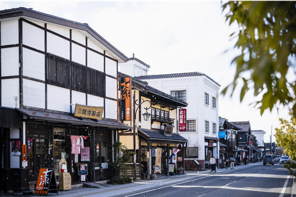 The Seven Day Town Pass is located in Aizu Wakamatsu City and is an old street that preserves the charm of the Edo period. On both sides of the street, there are traditional shops, cafes, and handicraft shops. Walking here is like traveling back to an ancient town, where you can slowly savor history and local culture.