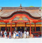 太宰府天满宫是位于日本福冈县太宰府市的一座著名神社,,社内种有 6000 多株梅树,每年三月梅花齐放,美不胜收。主殿右侧的 “飞梅” 尤为有名,据传,道真从京都被贬时,梅树因思念主人,将自己连根拔起,飞往太宰府与道真相聚。