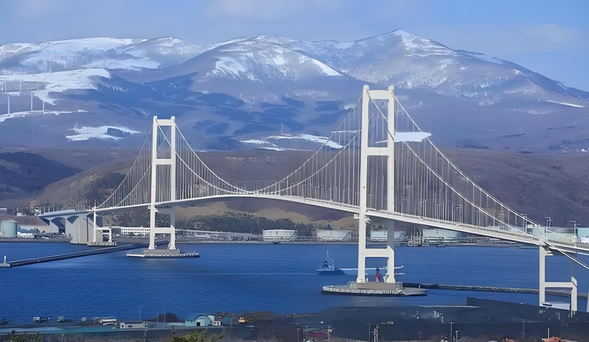 车览【白鸟大桥】此桥为3跨双铰公路悬索桥,主跨720m,设双向4车道,也是日本一座采用了流线型钢箱梁结构的悬索桥。吊桥柔和的骨架好像是白鸟伸开翅膀一样,给人印象深刻。装饰彩灯在夜晚放出天鹅白色的光芒,使大桥骨架非常美丽的浮现出来。