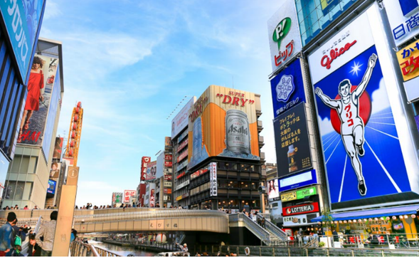 始于 17 世纪商人冈田心斋建桥连通新町与道顿堀剧场区,如今是以心斋桥筋商店街(600 米拱廊步行街,连延伸街区总长约 2 公里)为核心,北至长堀通、南接道顿堀、横跨御堂筋的超级商圈,是关西乃至全日本最具代表性的购物美食胜地,与难波、道顿堀连成一片,构成大阪最热闹的观光核心区。